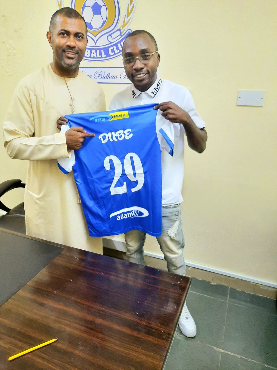 hamzaalbhanj's tweet photo. DEAL DONE: Club ya @azamfc imekamilisha usajili wa striker hatari kutoka Jamhuri ya Muungano wa Midosho (JAMUMI) striker hilo limesainishwa leo na CEO wa @azamfc bwana @AbdukarimAmin na kukabidhiwa jezi ya Prince Dube https://t.co/wJYhjV1ANV