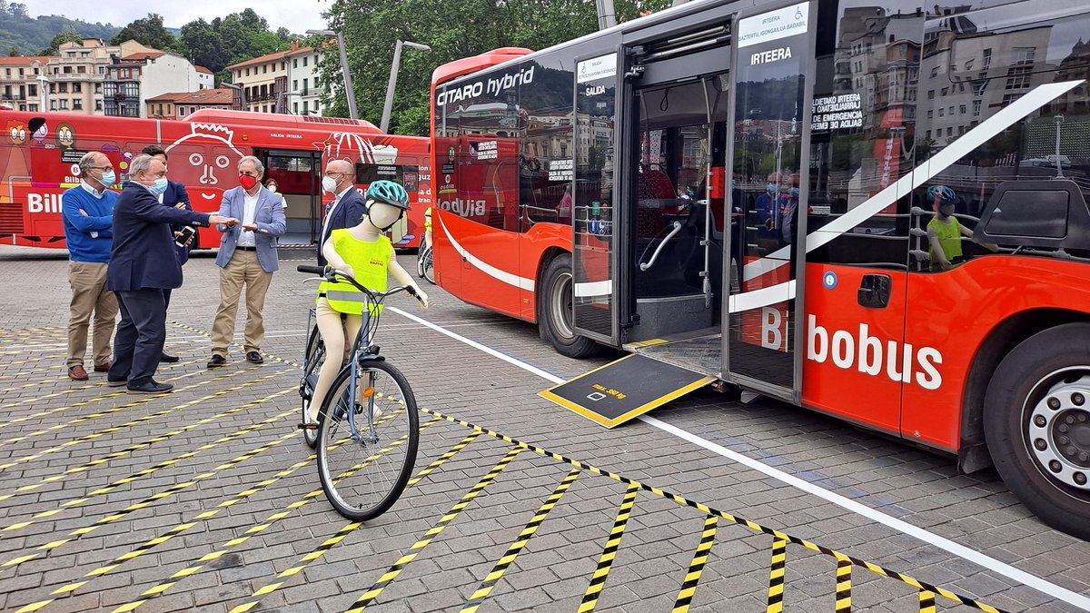 bilbao_udala's tweet image. 🅱️🚌 @Bilbobus_bilbao y @fMAPFRE colaboran para concienciar sobre los riesgos de los ángulos muertos alrededor de camiones y autobuses 🔗 ow.ly/L3Jm30rKvKK
