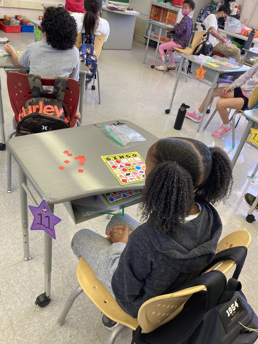 HolbrookMDUSD's tweet photo. #HOLASummer #DiveIntoLearning 3rd grade TWDI con la Maestra @MaestraKH y jugamos al BINGO identificando formas geométricas y cómo se llaman en español 😎 #HOLAJETS✈️ https://t.co/2AIXDVkHYx