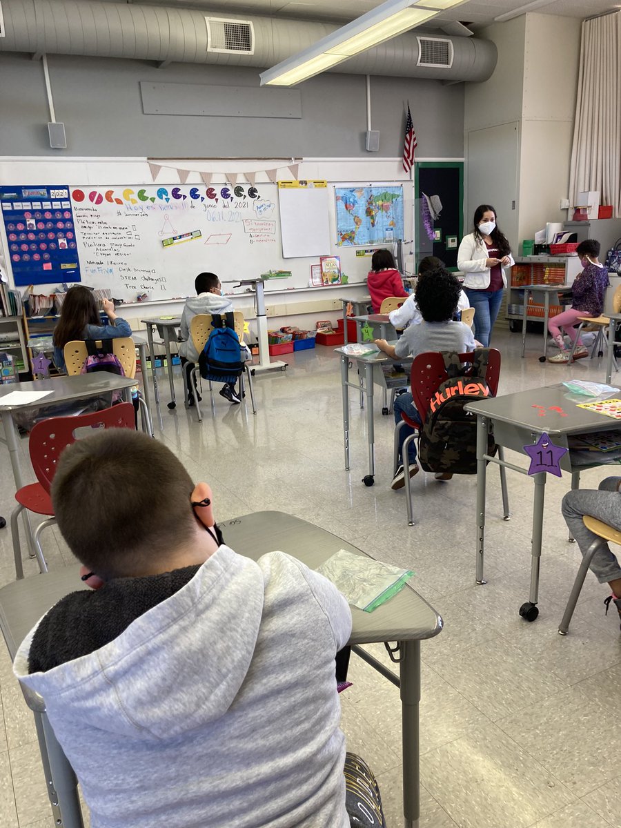 HolbrookMDUSD's tweet photo. #HOLASummer #DiveIntoLearning 3rd grade TWDI con la Maestra @MaestraKH y jugamos al BINGO identificando formas geométricas y cómo se llaman en español 😎 #HOLAJETS✈️ https://t.co/2AIXDVkHYx