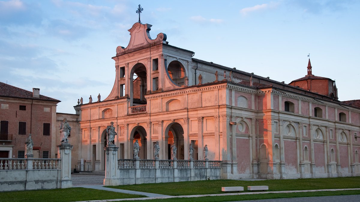 La basilica abbaziale di #SanBenedettoPo e la sua meravigliosa architettura: fu disegnata dal genio di Giulio Romano tra il 1540 e il 1545, riedificando le vecchie strutture romaniche e gotiche. Trionfo di eleganza, domina l'altrettanto maestosa piazza
🔝🔝
#borghi #Italia #Italy