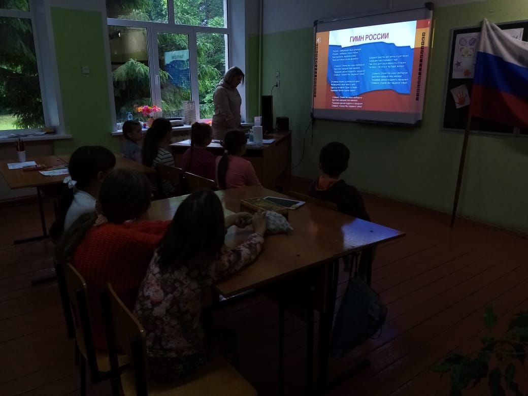 Сегодня предпраздничный день! В преддверии Дня России Немтинова Т.И. провела тематическое мероприятие "Я живу в России". По окончании мероприятия ребята с большим удовольствием разукрасили Матрешку - визитную карточку России. Также состоялся выезд на святой источник 12 ключей