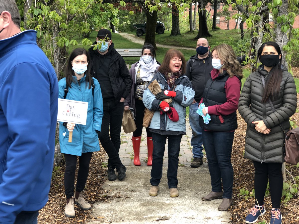 Another group of volunteers from CRA for Day of Caring. Clean up duty at Bowring Park. <a href="/UnitedWayNL/">United Way NL</a> <a href="/BPf_StJohns_NL/">Bowring Park Foundation</a> <a href="/NlNvcc/">NL TSO/NVCC Program Services</a>