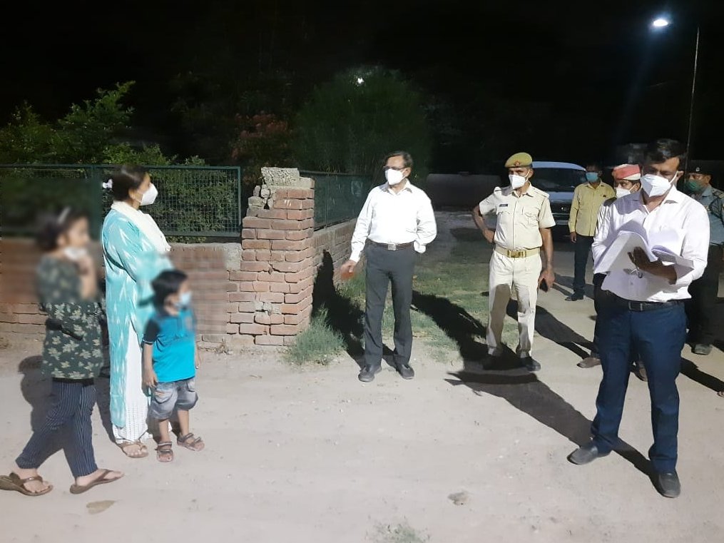 #Agra के ऐसे सभी बच्चे, जिनके माता-पिता अथवा दोनों की #Covid19 के कारण मृत्यु हो गई है, को भरण-पोषण, शिक्षा, चिकित्सा आदि की व्यवस्था हेतु "उ0प्र0 मुख्यमंत्री बाल सेवा योजना" से लाभान्वित कराने के उद्देश्य से आज संबंधित एसडीएम/तहसीलदार को उनके घर भेजकर भौतिक सत्यापन कराया गया।