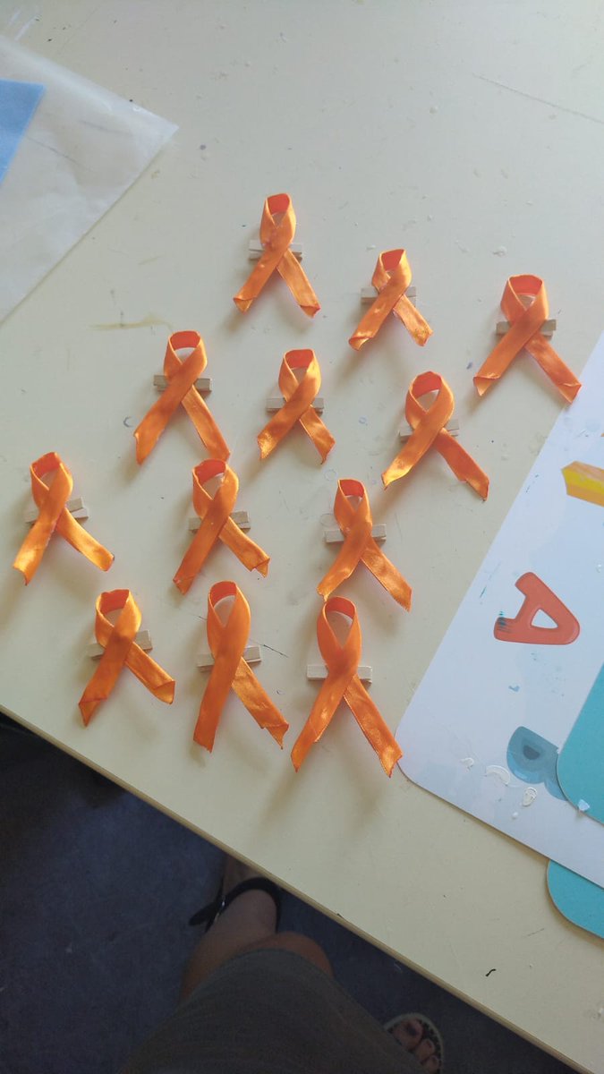 Maisonarbodys's tweet photo. Nos petites mains s'activent pour demain. Merci à Emma, notre référente pôle thérapeutique pour son travail #multipotentiel #12juin #TDAH #JNTDAH https://t.co/CCEuewoEya