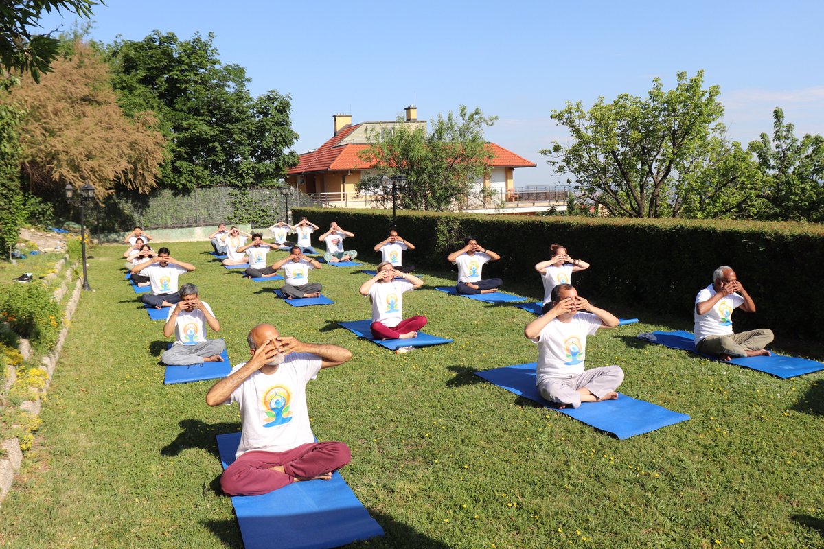 #curtainraiser of 7th #InternationalDayOfYoga by <a href="/IndiaInHungary/">India in Hungary</a> &amp; <a href="/iccr_budapest/">Amrita Sher-Gil Cultural Centre (ASCC)</a> getting ready for the grand opening of the #IDY2021 on 20th June at #Budapest , staff doing #yoga preparing for the #YogaDay in the sunny , natural surroundings of India House lead by Ambassador🧘‍♀️