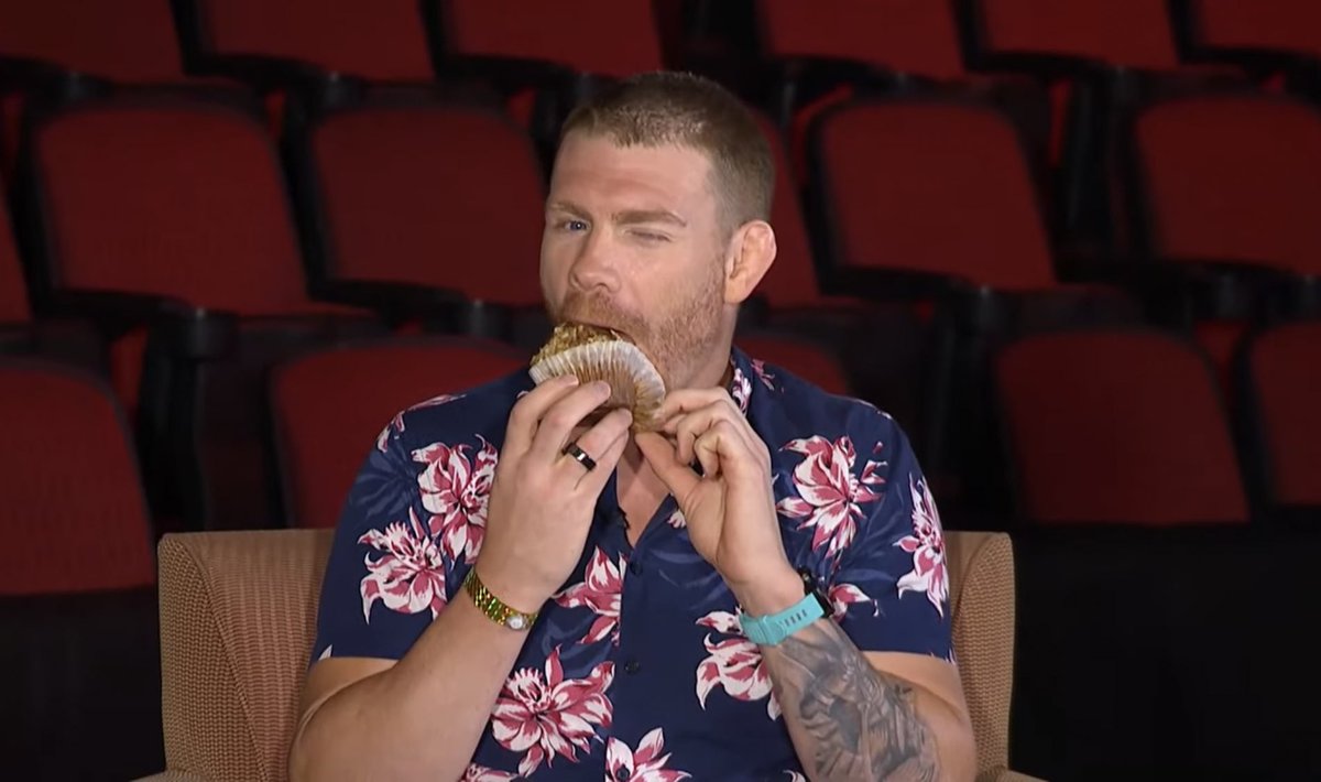 Paul Felder eating a muffin https://t.co/1CYNooIMlD