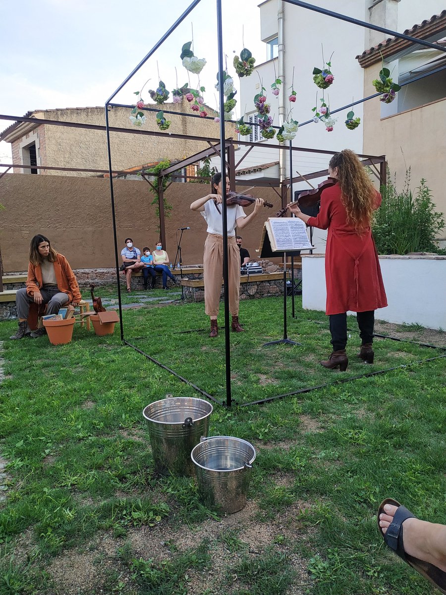 BiblioSentmenat's tweet photo. @ciadellanima @AjSentmenat @microscopi_ Fantàstiques! Hem gaudit d'un vespre literari i musical inoblidable.
Gràcies per fer-ho possible! https://t.co/5rJzTox1iS
