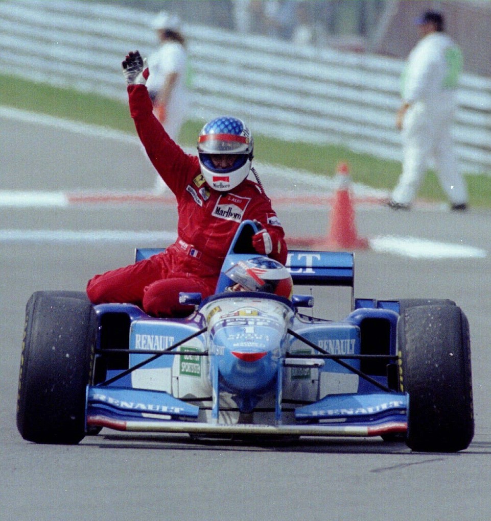 FormulaRLive's tweet photo. On se laisse avec cette très belle photo.

Jean Alesi transporté par Michael Schumacher après sa victoire, sa monoplace immobilisée peu après l'arrivée.

Bonne soirée ❗️😉

📷@F1 

#F1 #F11995 #CanadianGP #JeanAlesi #ScuderiaFerrari #MichaelSchumacher #BenettonRenault https://t.co/S3d3twbtkO