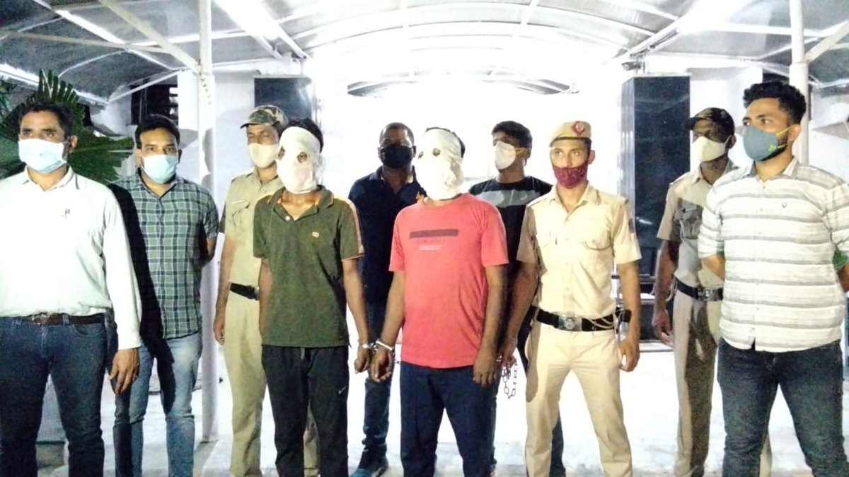 DCP_NorthWest's tweet photo. "SANTRO" GANG OF ROBBERS BUSTED.

#NorthWest Police arrested 3 dreaded criminals involved in 4 cases of Robbery, Murder &amp; 2 Attempts including Firing in different areas of Delhi.

Santro car used in commission of crimes recovered in burnt condition. @DelhiPolice @CPDelhi https://t.co/cpnt147AvK