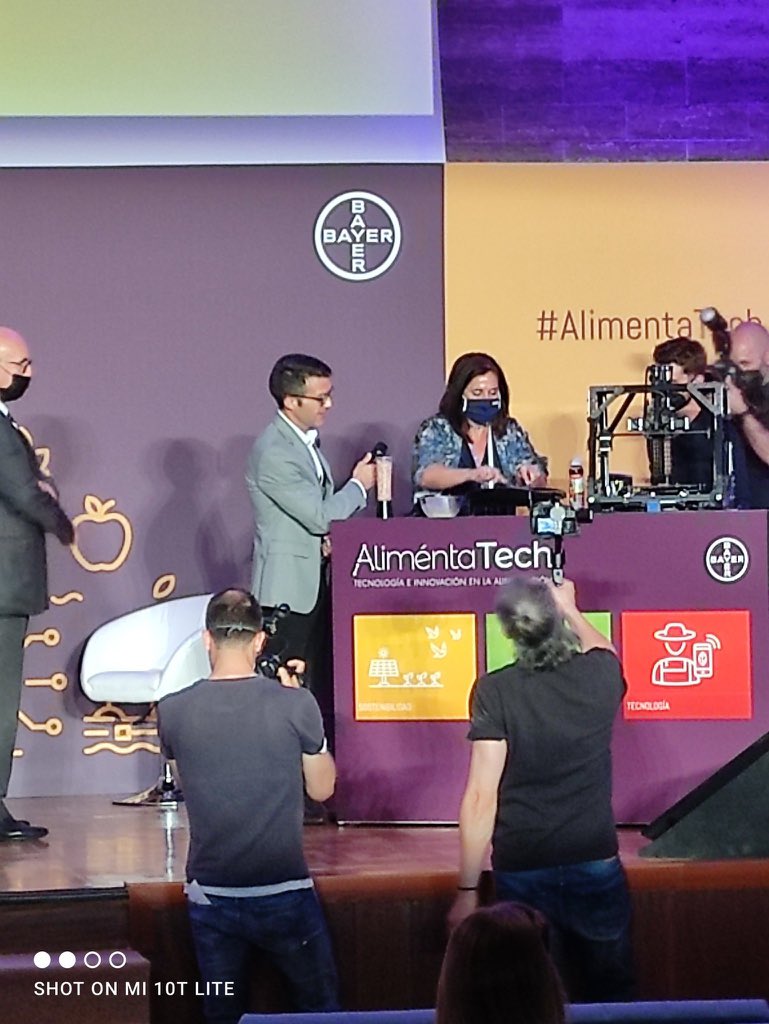 carmenurbano's tweet photo. @RTVEaragon @CITAAragon @Nova_Meat @SagrarioSaiz Probé el resultado de la impresión 3D de @Nova_Meat cocinado en directo en #AlimentaTech y me resultó agradable. Buen aroma y un paladar que aunque a mí no me recordó a la carne le reconozco oportunidades. El desafío que supone hoy alimentar nuestro mañana requiere de I+D+i https://t.co/8gQK9AIt82