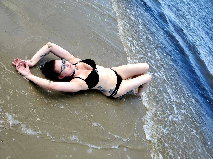 Last weekend I was at the beach and it was glorious. https://t.co/Bs0T7elbl8