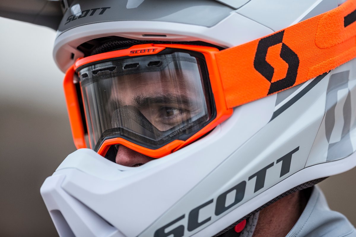 The new SCOTT Prospect Enduro ✔ Double lens ✔ Air Control System (ACS) to prevent any fogging at low speeds ✔ new facefoam to improve sweat absorption #SCOTTmoto #SCOTTgoggles #DefendYourVision #NOSHORTCUTS