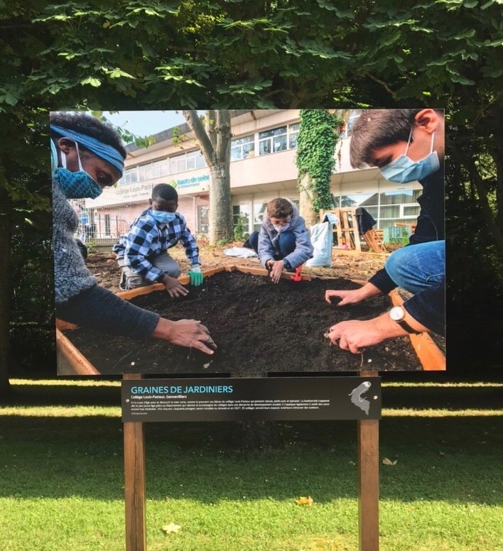 ClgPasteur's tweet photo. Grand plaisir de découvrir le travail de Julia Brechler, photographe professionnelle, qui permet à des élèves du club jardin de @ClgPasteur d'être valorisés à l'occasion d'une exposition visible dans deux parcs de @hautsdeseinefr : le parc de Sceaux et le parc des Chanteraines. https://t.co/qdcAPZJC8f
