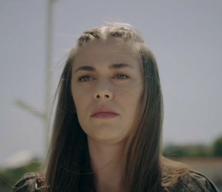 "Gerçek sevgi sabırdır, her şeye dayanır. Affeder, çabalar, gerektiğinde susar, kabullenir ama asla bitmez."
#KırmızıOda