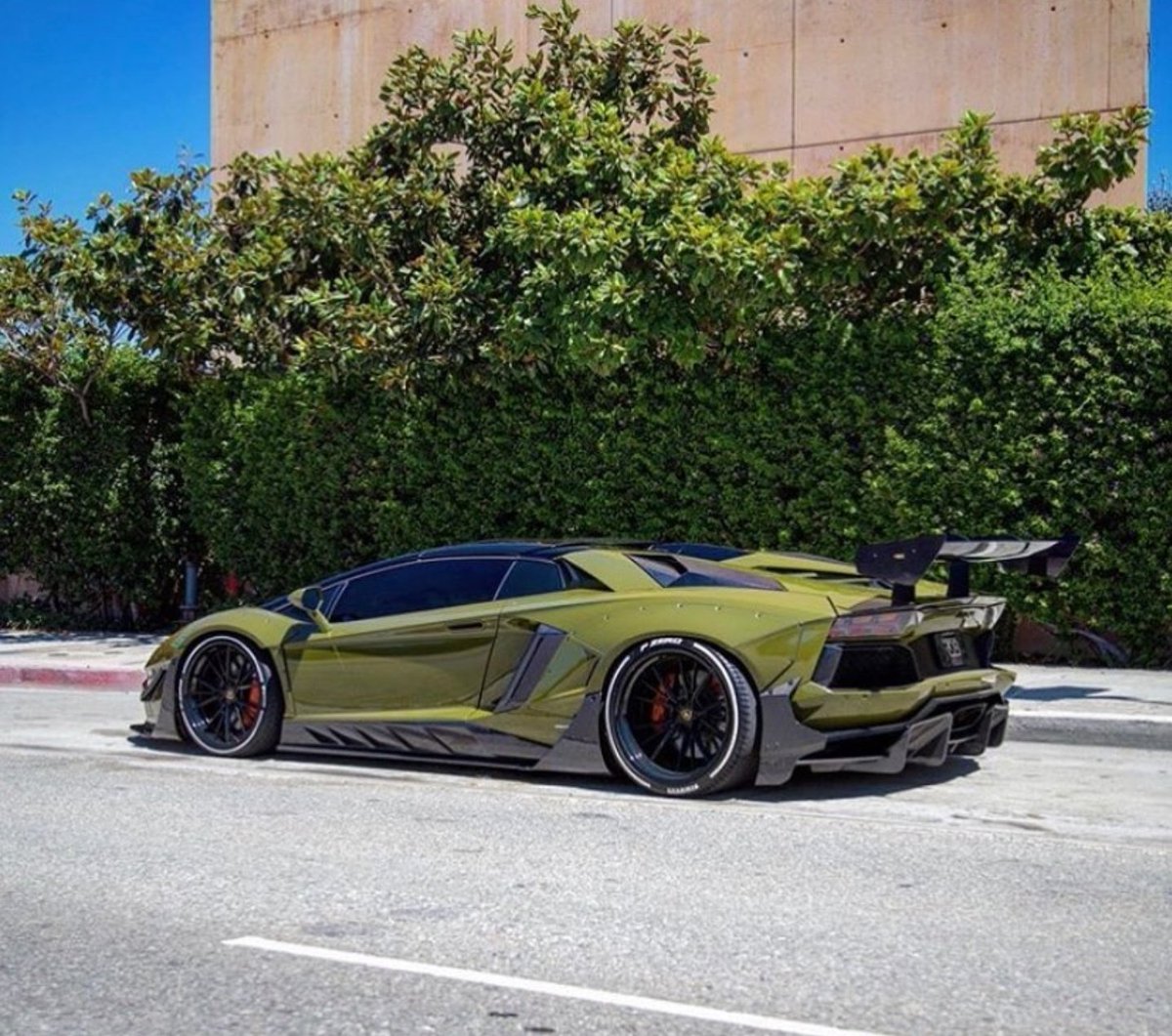 DailyLamboTM's tweet photo. Military green Aventador 💥 https://t.co/2wak6TNymM