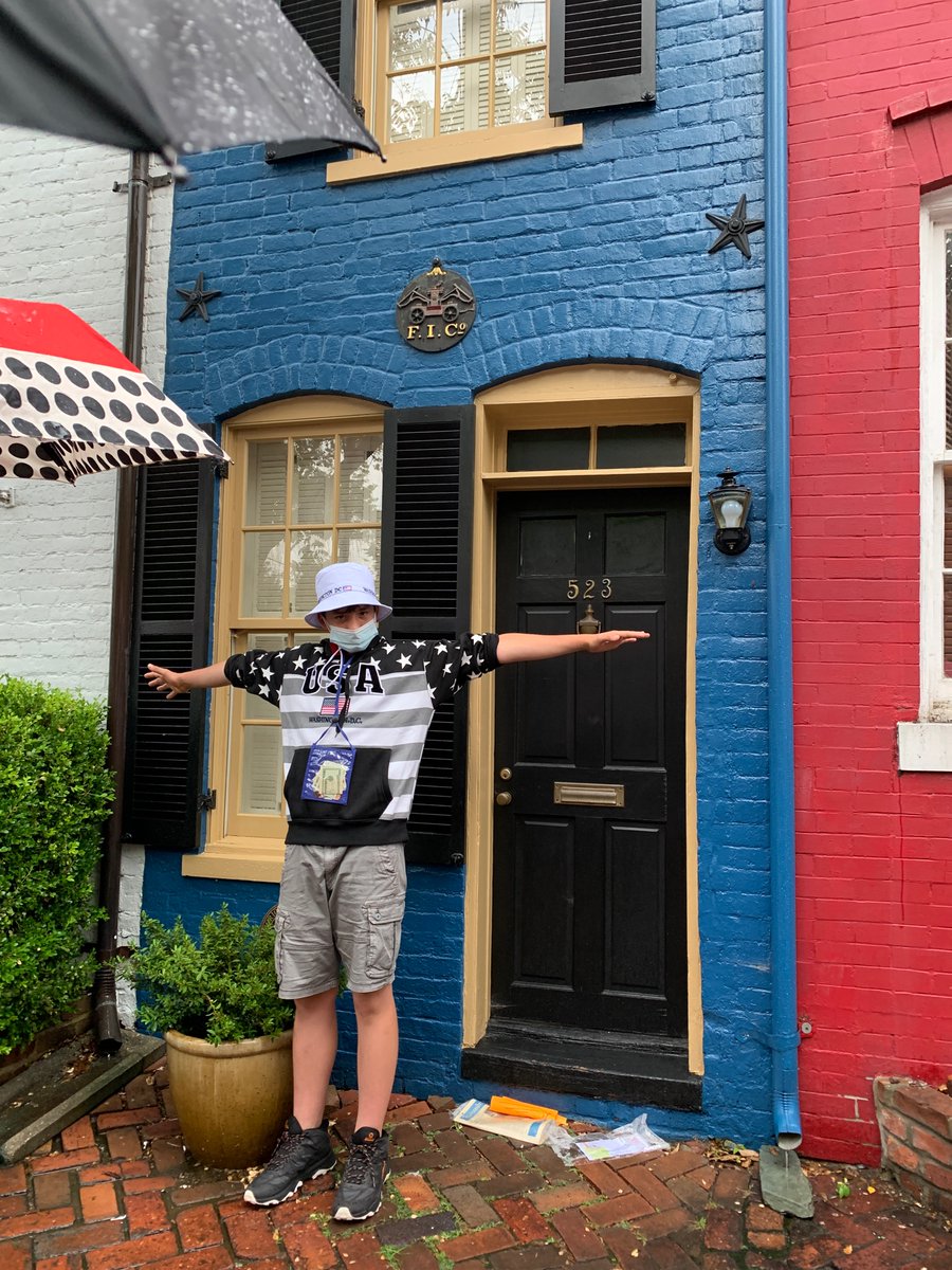 mewalk16's tweet photo. The world’s narrowest house! Only 7 feet across. #THSTakesDC https://t.co/7e1G2Blk2Y