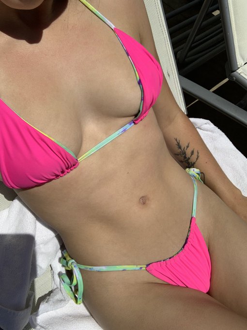 Happy Friday! 💖 https://t.co/Ms1S34rkDE