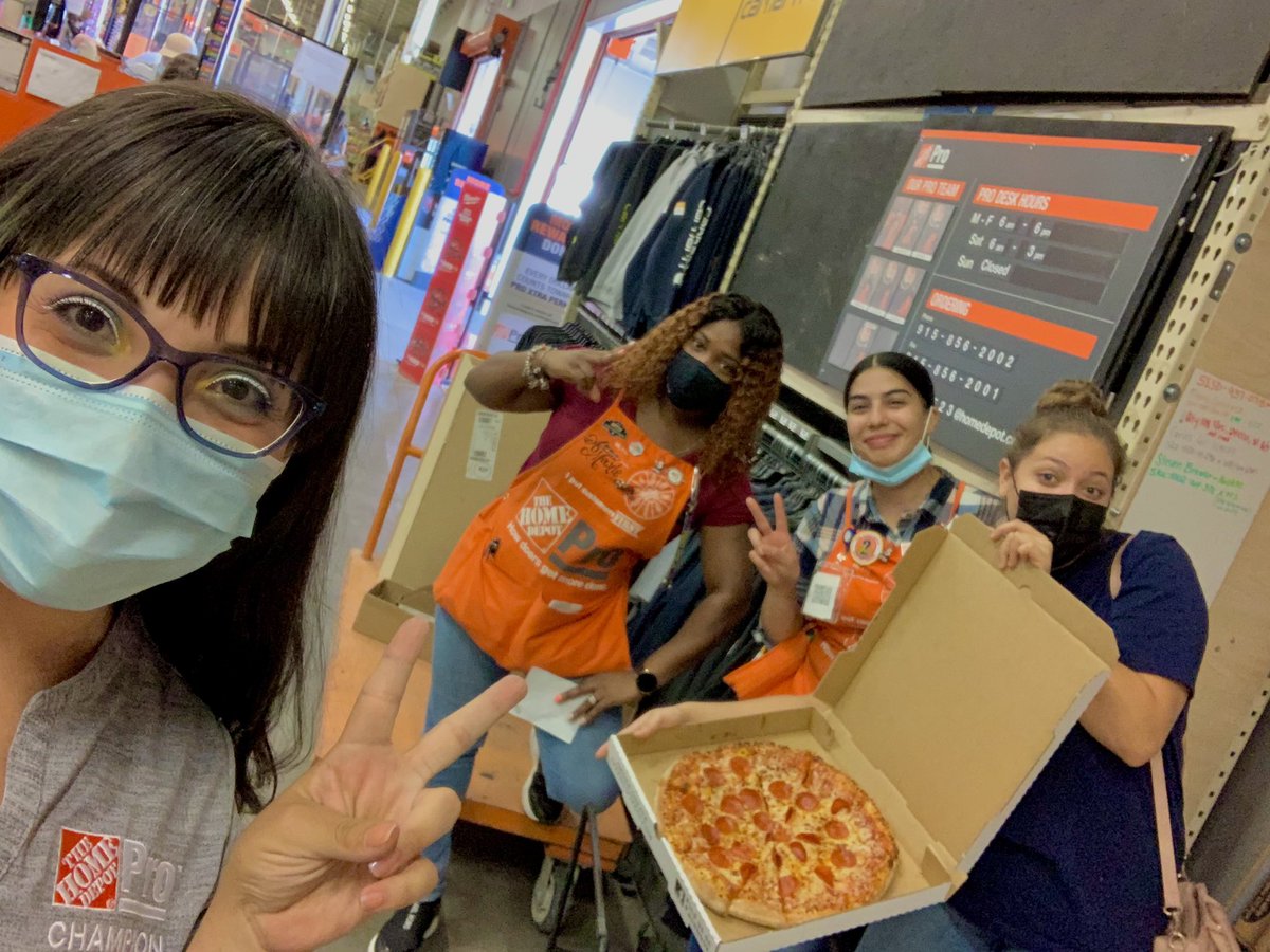 happy Friday everyone! got the desk some pizzas to celebrate both a great week and to finish off our PA Vivian’s birthday week! 🤓🍕✨🎉