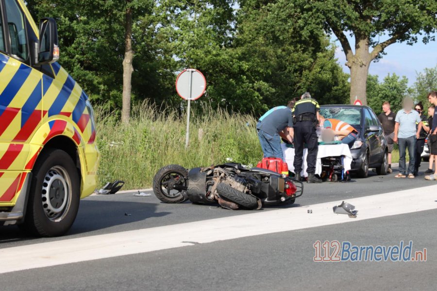 Scooterrijder met beenbreuk naar het ziekenhuis na aanrijding op de Westzoom in #Lunteren. 112Barneveld.