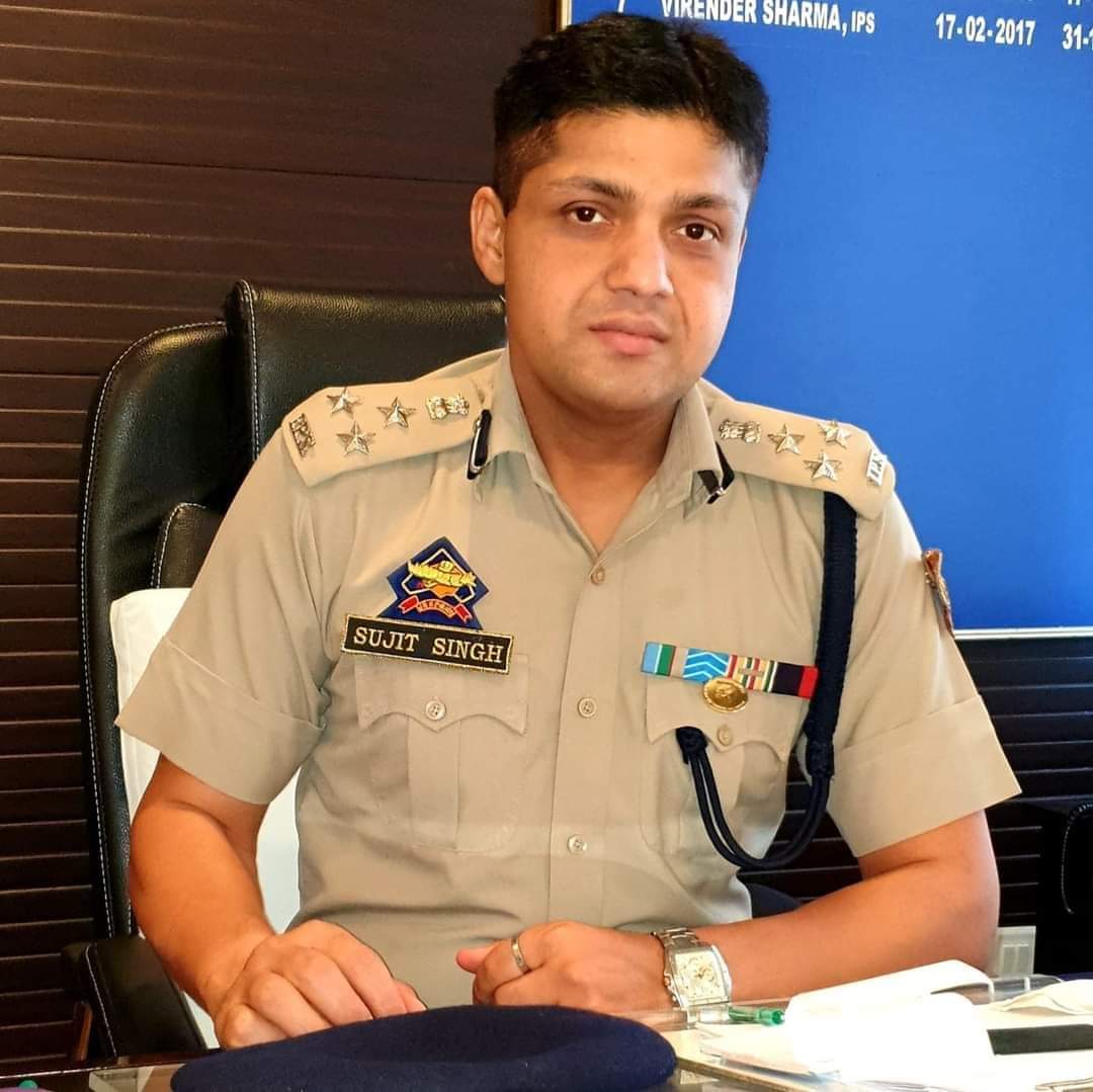ImtiyazSheeri's tweet photo. DIG North Kashmir rang#sujitPratapchauhan (IPS)While Quoting Quran's Surah no 02 Aayat No 273, Appealed General Public to provide helping hand for the people in need
You are really man with golden heart
All bless you and your family
#VijayKumarIps
Ssp Baramulla
#MediacentrePhq https://t.co/0JO6aH6QfN