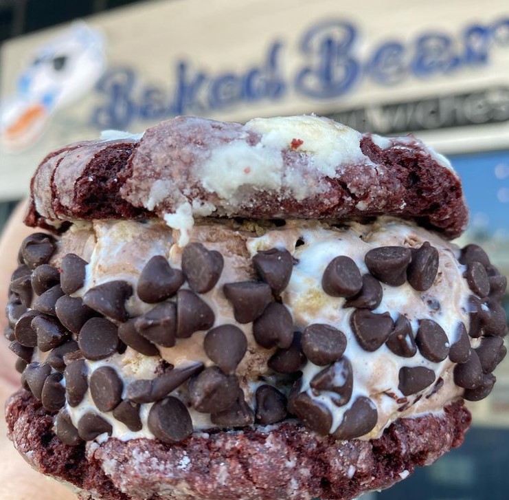 ElementMusicRow's tweet photo. This #icecreamsandwich made of red velvet cookies w/ toasted s’mores #icecream and mini chocolate chips can be yours! Located near @ElementMusicRow in #Nashville, visit The Baked Bear today!
https://t.co/ap3hidbp0X https://t.co/KtjYNNzbcP