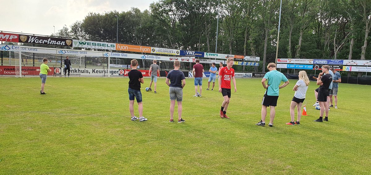 Met het in acht nemen van de corona-regels is de oudste  STEVO jeugd ontspannen bezig op de Peuverweide. Het seizoen samen sportief en gezellig afsluiten.