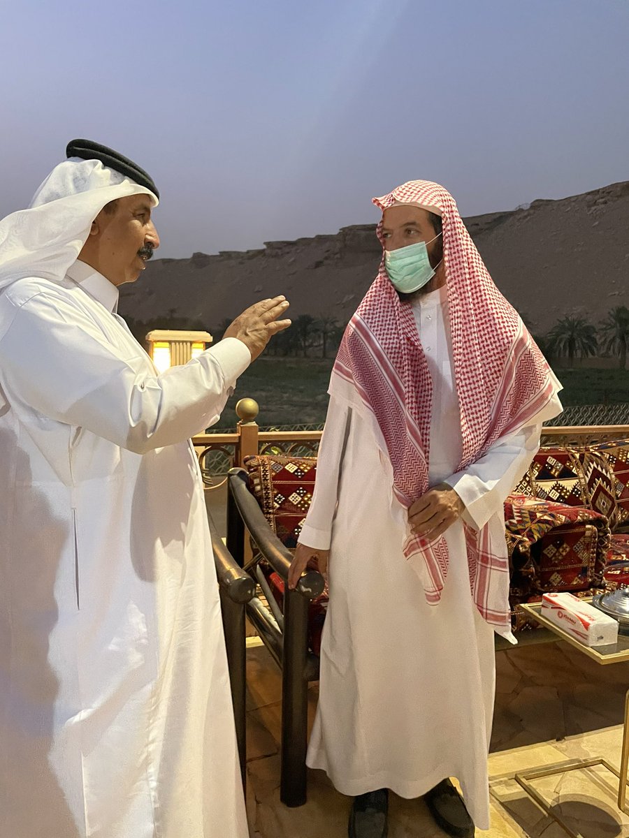 r2kanq's tweet photo. الشيخ سعيد بن شايع ابن خريم يقدم واجب العزاء في الشيخ ناصـر الشثري رحمه الله عليه #ناصر_الشثري_في_ذمة_الله https://t.co/lMANJCZ0BR