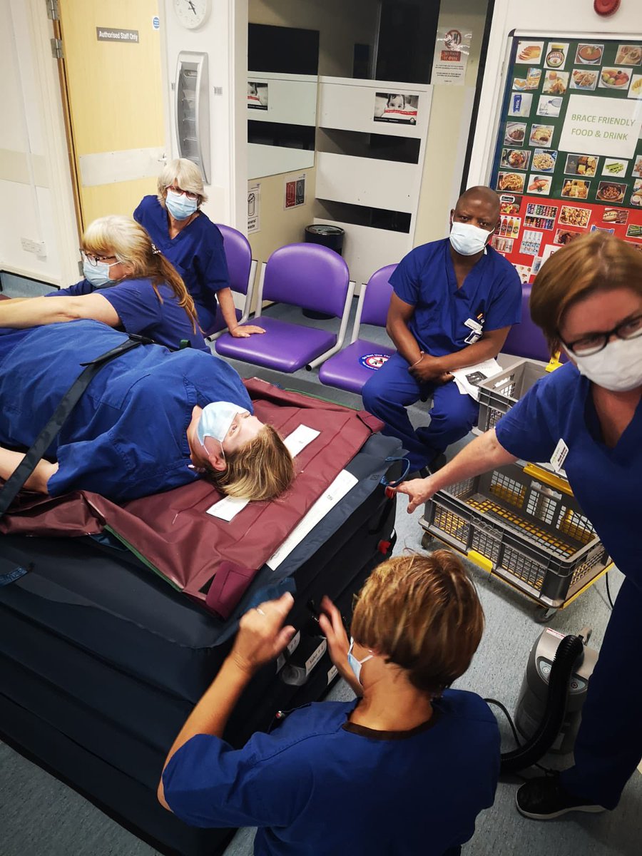 Moving and handling practical session in full swing earlier today with Team Oral surgery. Great work everyone 👌🏼