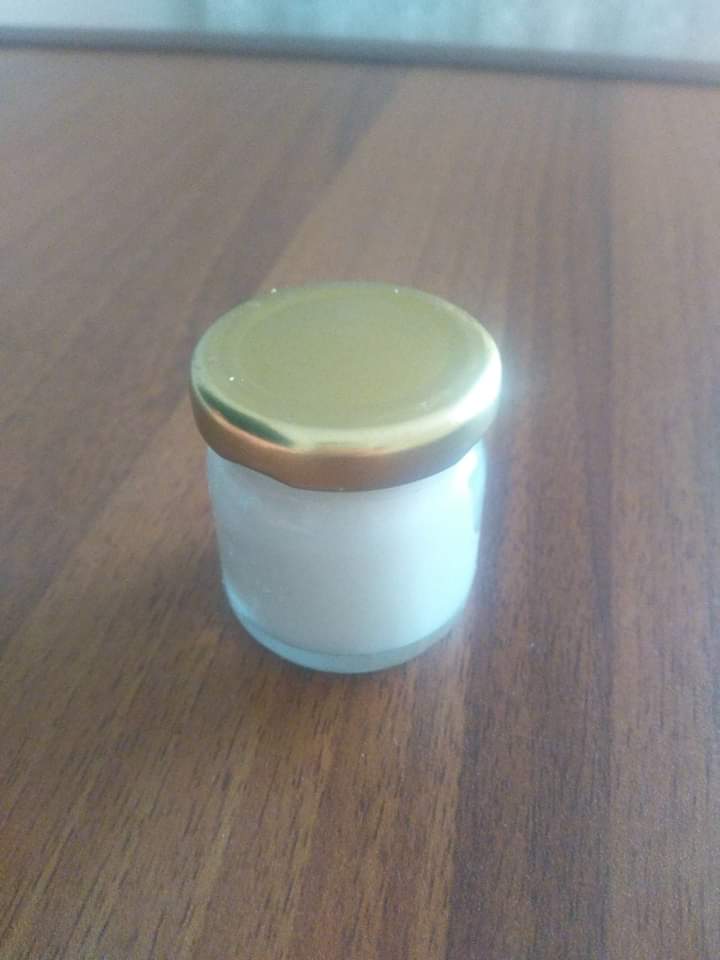 Kararmış bölgelerun rengini açmak ve koltuk altı guzel koku icin deo kremimiz😊