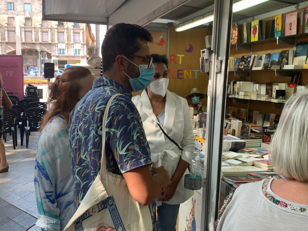 psibpsoe's tweet photo. 🔴📚 Avui horabaixa hem visitat la #firallibrepalma!
👌🏻 Ambient fantàstic al Born de #Palma per gaudir de la cultura i la lectura. Gràcies @llibreters per apropar-nos-les!
🔝 Si encara no hi heu passejat, hi sou a temps fins diumenge horabaixa. Animau-vos!
#CulturaSegura https://t.co/7qWzWJyJHt