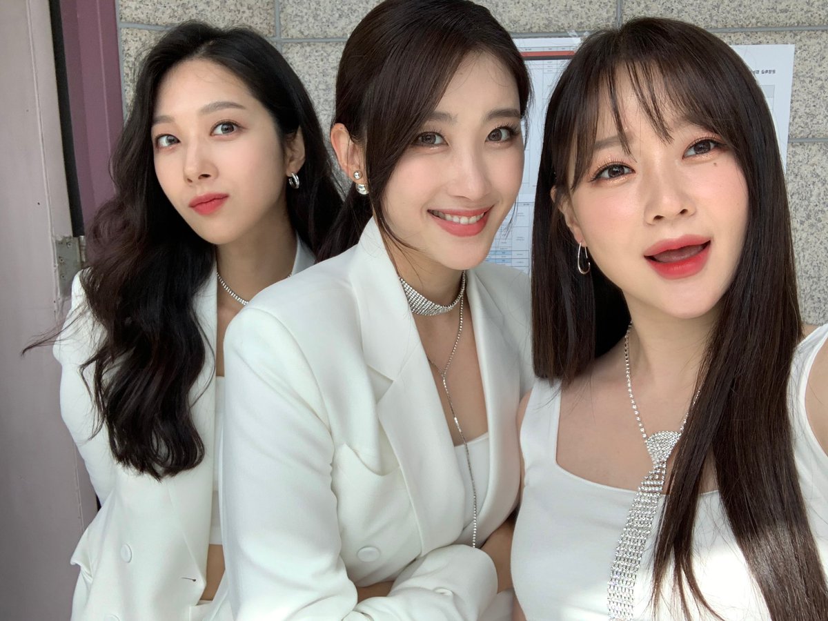 keumjo_1217's tweet photo. 사진 도배 정도는 괜찮자나..😍
@minha0627 @moongom119 https://t.co/Yn5YrQMBGt