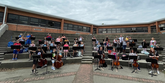 Nothing like a symphony to start the day.  Thank you to the JA STEM grade 4 orchestra for taking it the courtyard amphitheater first thing this morning.  Pleasure to join them for a bit.  They sounded terrific! <a href="/HUFSD/">Huntington Schools</a> #HuntingtonProud #HuntingtonStrong