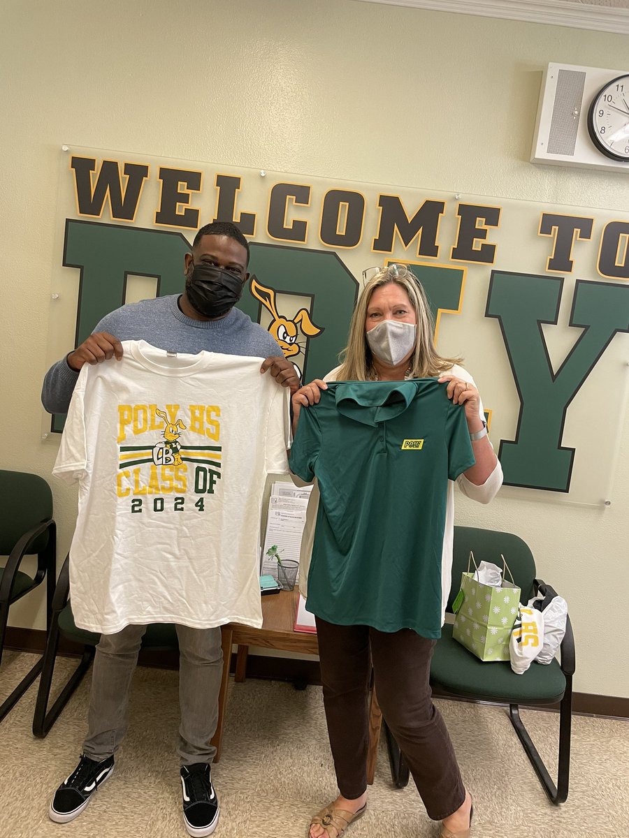 Welcome to our newest Jackrabbits!! <a href="/mcrowderjones/">Michael Crowder-Jones</a> <a href="/juliesparksj/">Julie Sparks, Ed.D.</a> 🤘🏾🐰💚💛#LBPoly #proudtobelbusd
