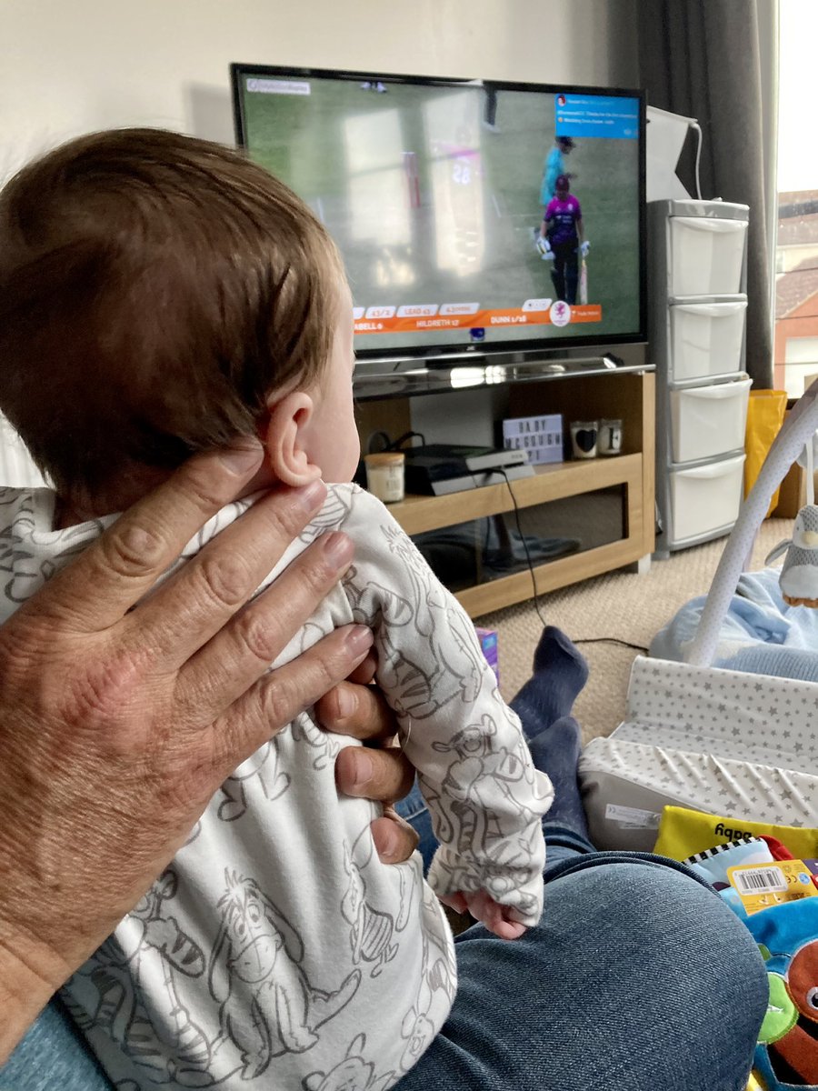 EllieCossens's tweet image. Freddie watching his godfather Tom play #streaminstyle @SomersetCCC 💙