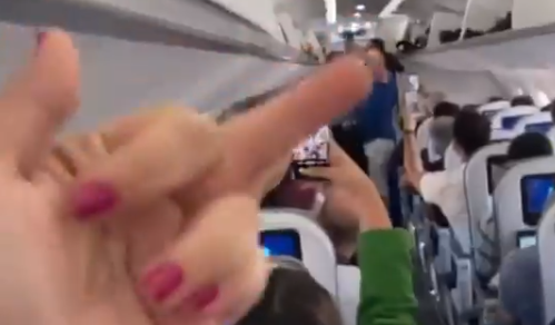 sensacionalista's tweet photo. Passageiros denunciam avião com droga a bordo no ES https://t.co/a6JbLqLuIP