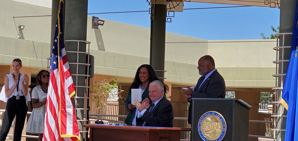 BattleBornProg's tweet photo. Hoy, el gobernador @GovSisolak firmó #AB126, #AB432, y #AB422 y también reconoció las firmas de #AB321 y #AB121. La firma de estos proyectos de ley electorales monumentales, asegura que Nevada está haciendo su parte para promover los derechos de voto. #NVLegEs https://t.co/bgowEkPmQ8