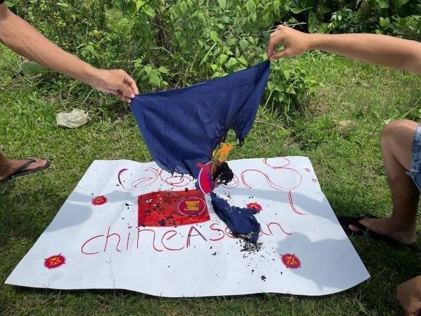 bd_willian's tweet photo. Mogaung, Kachin State: Anti-Junta protestors brunt ASEAN flag on June 11 evening to condemn China for backing Myanmar Military Junta and @ASEAN for being China’s puppet. #WhatsHappeningInMyanmar #June11Coup https://t.co/vwsQruHi4p