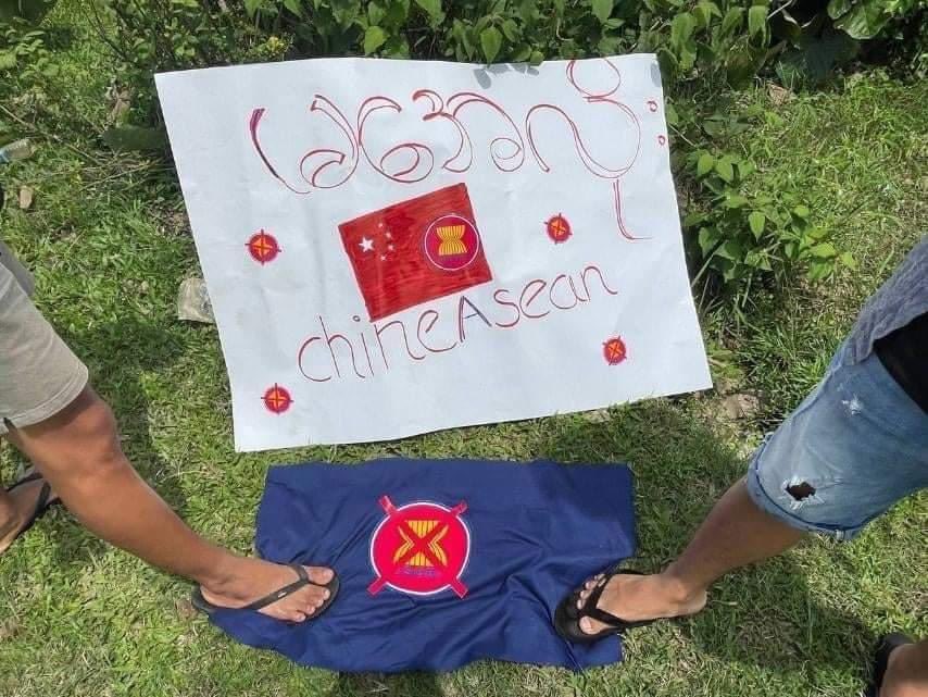 bd_willian's tweet photo. Mogaung, Kachin State: Anti-Junta protestors brunt ASEAN flag on June 11 evening to condemn China for backing Myanmar Military Junta and @ASEAN for being China’s puppet. #WhatsHappeningInMyanmar #June11Coup https://t.co/vwsQruHi4p