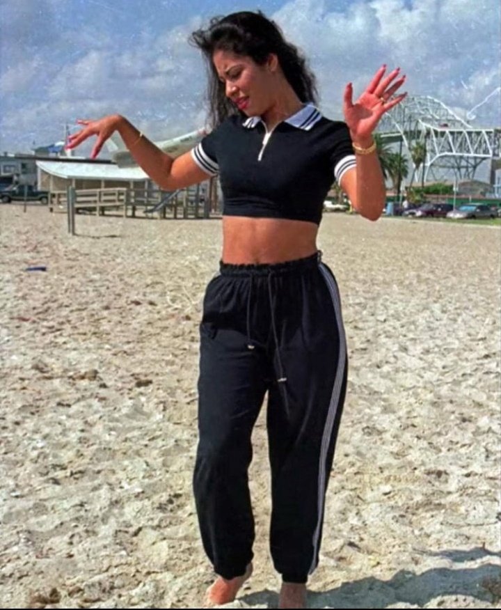 RT @champagnemameh: Selena Quintanilla on the beach in texas, septembre 1994 https://t.co/hXT9rQ63OG