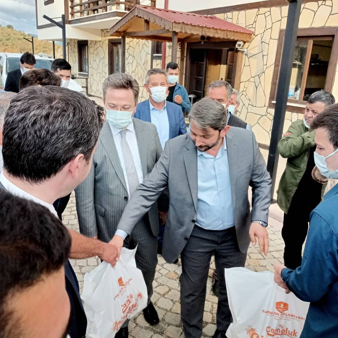 Valimiz Sn. Enver Ünlü, Çamoluk Kaymakamlığı ve Çamoluk Belediyemizi ziyaret ederek yapılan çalışmalar hakkında bilgiler aldı.