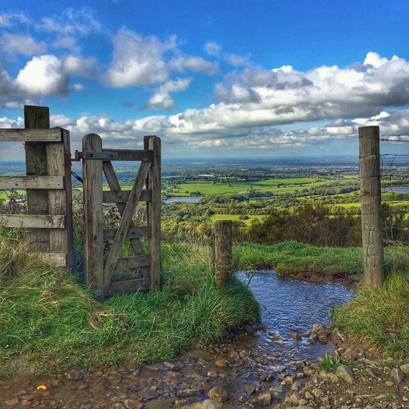 Admire the view from Rivington in all its glory.

📸 <a href="/debzvall71/">DEBORAH VALLENDER</a> 

#rivington #rivingtonpike #chorley #lancashire #explorelancashire #visitlancashire #lancashireonline #lancsonlife #countylancashire #lancslife instagr.am/p/CP_QLCrnZFj/