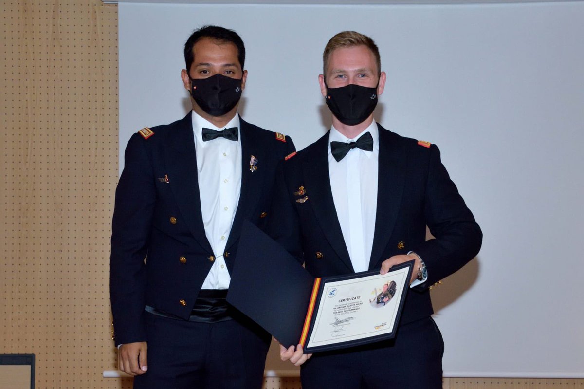 EjercitoAire's tweet image. ¡#BuenasNoches aviadores! 🙋🏻‍♀️

Siete nuevos pilotos de caza del #Ala11 y el #Ala14 han finalizado el curso de #Eurofighter 🚀 en la base aérea de #Morón. Listos para la defensa de los cielos de España 💪🏻🇪🇸. 

¡Vista, Suerte y al Toro!

#SomoselAire @defensagob