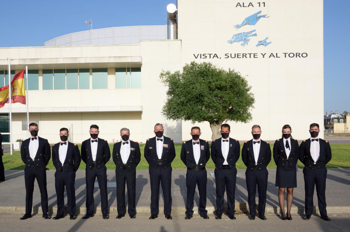 EjercitoAire's tweet image. ¡#BuenasNoches aviadores! 🙋🏻‍♀️

Siete nuevos pilotos de caza del #Ala11 y el #Ala14 han finalizado el curso de #Eurofighter 🚀 en la base aérea de #Morón. Listos para la defensa de los cielos de España 💪🏻🇪🇸. 

¡Vista, Suerte y al Toro!

#SomoselAire @defensagob