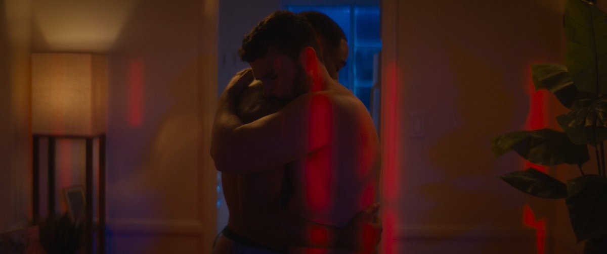 Los premios del público en #festivales son de los más bonitos, porque recogen el calor que genera una obra al otro lado. «Of Hearts and Castles», de <a href="/rubenss82/">RubEn Navarro (Ru)</a>, Biznaga de Plata del premio del público en el #24FestivalMálaga. ¡Gracias, <a href="/festivalmalaga/">Festival de Málaga</a>!♥️
👓distributionwithglasses.com/of-hearts-and-…