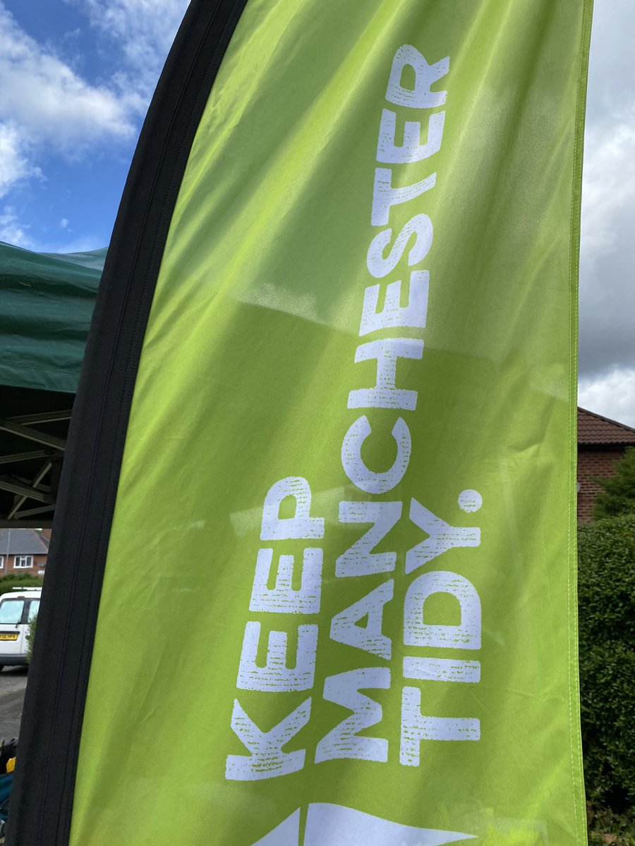 It was great to meet @JuneCllr and @Carmines62 today when myself and a team from @sjpwealth Manchester, took part in the #keepmanchestertidy campaign. Their dedication to the Newton Heath community was clear to see. #GBSpringClean #keepbritaintiday #SJP