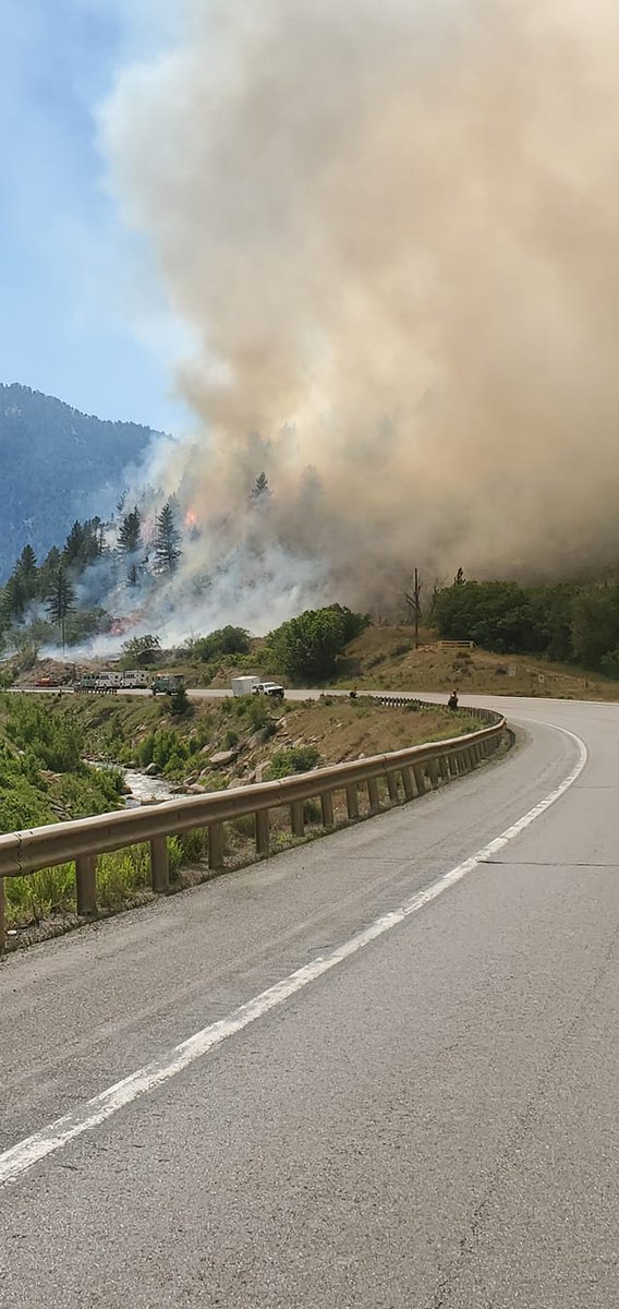 UtahWildfire's tweet image. Traffic alert for the #BearFire: Starting at 12:30 p.m. today traffic on US-6 from the north end of Helper to US-191 turn off will be down to 1 lane w/ pilot cars. Please expect delays.

Photo: Carbon Co. Sheriff's Office

#blmgl