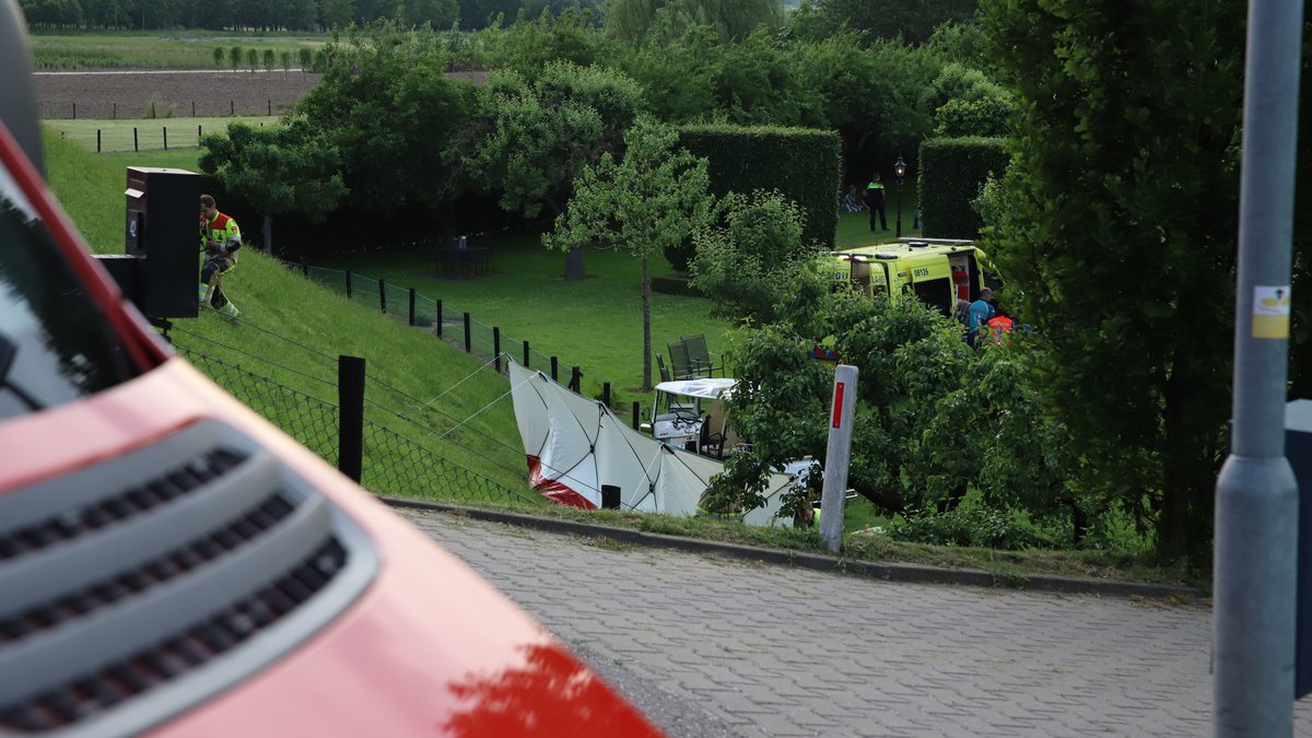 Dode en gewonden bij ernstig ongeluk met tuktuk in Kesteren..