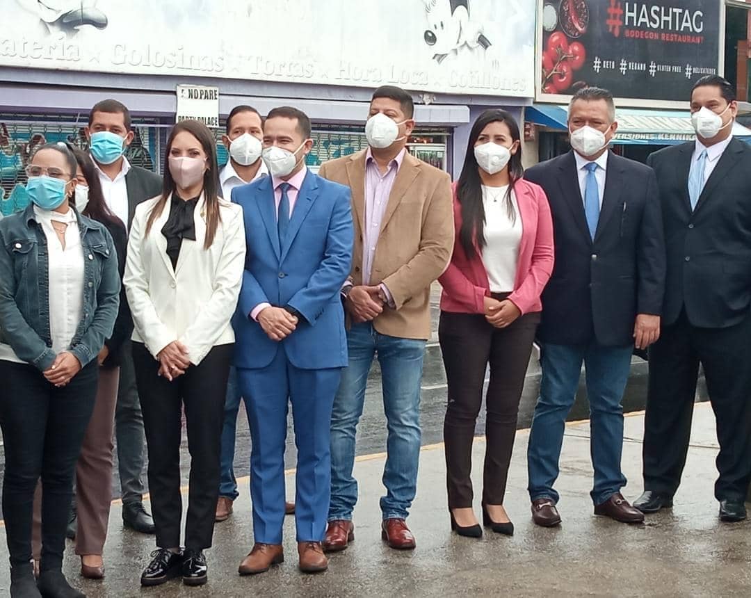 LeninSosa11's tweet photo. Además en el punto dispuesto en el Casco Central de #Baruta se llevó a cabo una jornada de atención integral para nuestros adultos mayores, así como también la jornada especial de registro y actualización electoral.

#MirandoAlFuturo #DefendiendoElFuturo #Miranda #VacunaCOVID19 https://t.co/hsO8bXu8GE