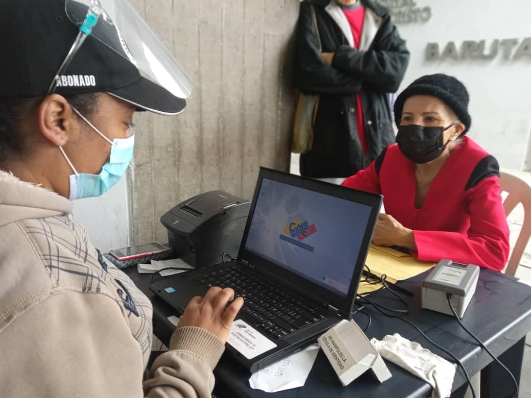 LeninSosa11's tweet photo. Además en el punto dispuesto en el Casco Central de #Baruta se llevó a cabo una jornada de atención integral para nuestros adultos mayores, así como también la jornada especial de registro y actualización electoral.

#MirandoAlFuturo #DefendiendoElFuturo #Miranda #VacunaCOVID19 https://t.co/hsO8bXu8GE